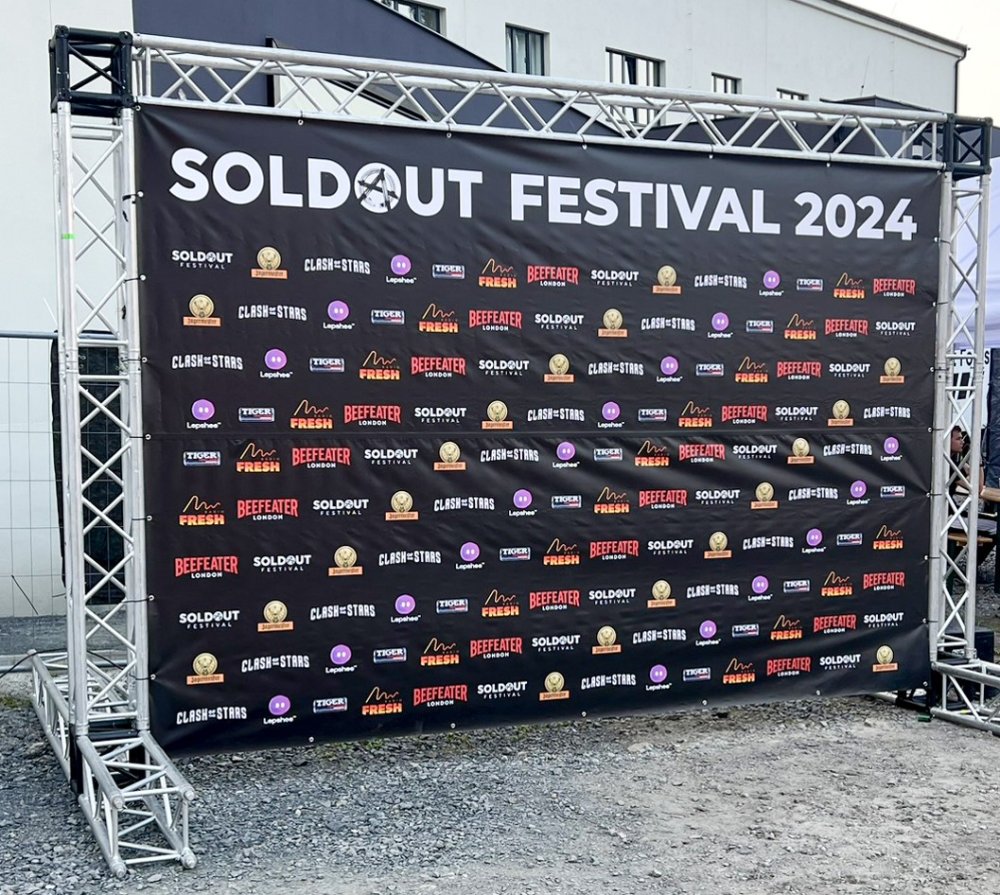 Tisk velkého banneru, který slouží jako fotostěna